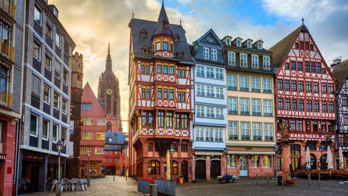 Wer Frankfurt am Main nicht kennt, denkt im ersten Moment vielleicht an die moderne Skyline. Doch der historische Stadtkern der Großstadt besticht durch malerische Fachwerkhäuser.