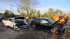 Kollision in Bad Cannstatt: Alkoholisierte Autofahrerin missachtet rote Ampel – drei Verletzte