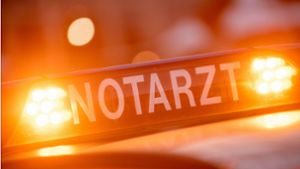 Unfall in Stuttgart-Zuffenhausen: Motorradfahrer nach Zusammenstoß mit Auto schwer verletzt