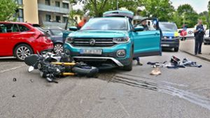 Motorrad-Unfall in Stuttgart-Giebel: Biker rutscht in Auto und wird schwer verletzt – Zeugen gesucht