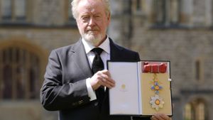 Überreicht von Prinz William: Regisseur Ridley Scott erhält den höchsten britischen Verdienstorden