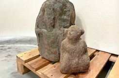 Die Skulptur des neu gefundenen Giganten (vorne),  vereint mit dem bereits 1908 entdeckten Vier­götterstein. Dieser befindet sich im Depot des Landesmuseums Württemberg. Beide Steine waren einst Bestandteil einer römischen Jupiter-Giganten-Säule. Foto: cg