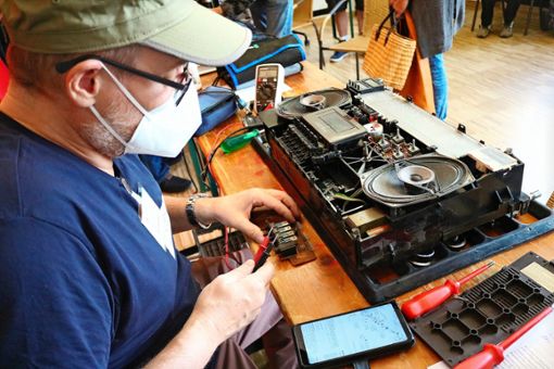 Allrounder Thomas Kast kümmert sich um das defekte Radio.   Foto: Eva Herschmann