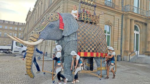 Elefanten(-Modell-)Dame Ayana rührte für die gigantische „Aida“-Inszenierung im Februar 2024 in der Porsche-Arena auf dem Schlossplatz jetzt schon die Werbetrommel.  Foto: Christian Günther 