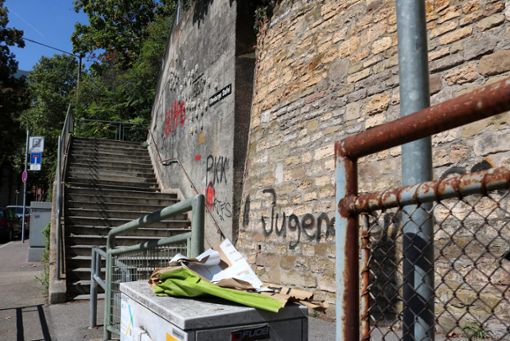 Kein schöner Anblick ist die Offenburger Staffel in Bad Cannstatt mit Graffiti-Schmierereien – ein Punkt beim Gespräch mit OB Nopper.   Foto: Eva Herschmann