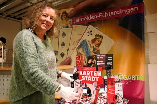 Museumsleiterin Annette Kröger mit dem Minimodell der begehbaren Kartenstadt.  Foto: Eva Herschmann