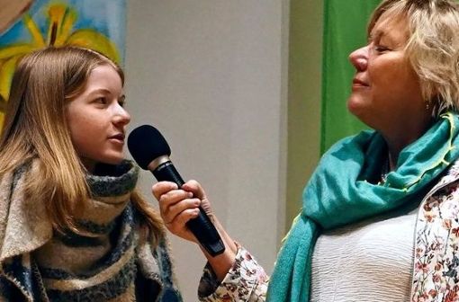 Die 13-jährige Florentine Ebinger (links)  aus Filderstadt bei der Preisübergabe. Foto: BUND 