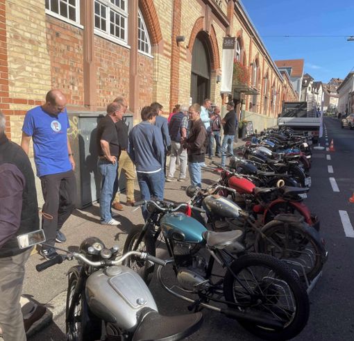 Rund 20 UT-Motorräder standen Ende September vor der Weinmanufaktur in der Strümpfelbacher Straße und wurden von den Passanten bestaunt  Foto: z