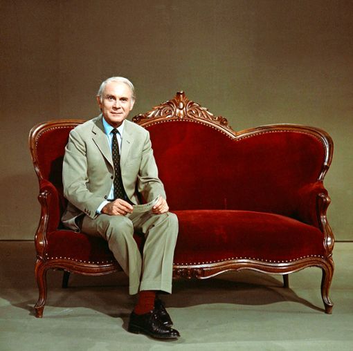 Loriots berühmtes rote Sofa wandert derzeit im Haus der Geschichte herum. Gelegenheit für Loriot-Fans, selbst dort mal Platz zu nehmen und ein Selfie zu schießen, gibt es auch. Foto: arc/SWR-Archiv 