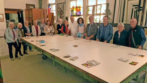 Die Teilnehmerinnen und Teilnehmer der VVS-Wochenblatt-Aktion, hier vor ihren kleinen selbst gelegten Glasbildern, die nach dem Brennen abgeholt werden können  Foto: Katrin Schenk