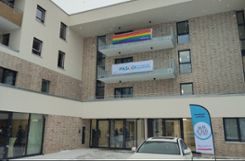 Die Regenbogenfahne weht schon am neuen queeren Seniorenzentrum in der Steckfeldstraße.   Foto: cg