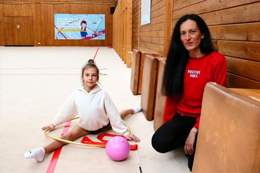 Die 35-jährige Katya Nakaliuzhna ist mit ihrer Tochter Viktoria  aus Ukrainka nach Fellbach  ge­flohen. Hier kann die Neunjährige beim Bundesstützpunkt für Rhythmische Sportgymnastik in Schmiden weiter trainieren.  Foto: Eva Herschmann